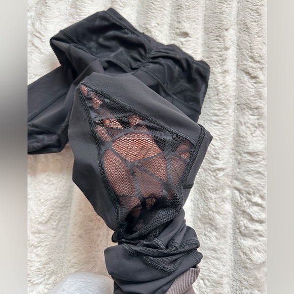 Lululemon 7/8 legging with adjustable waist band Black with floral mesh Size 6 - Picture 4 of 4